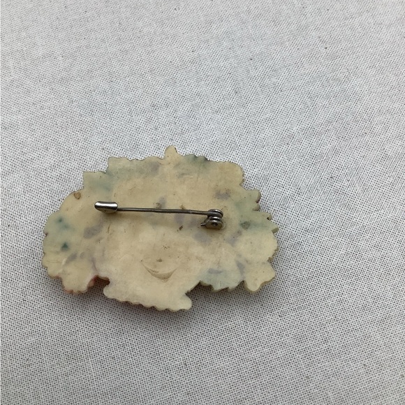 Vintage Floral Basket Celluloid Brooch Circa 1930 - Picture 3 of 3